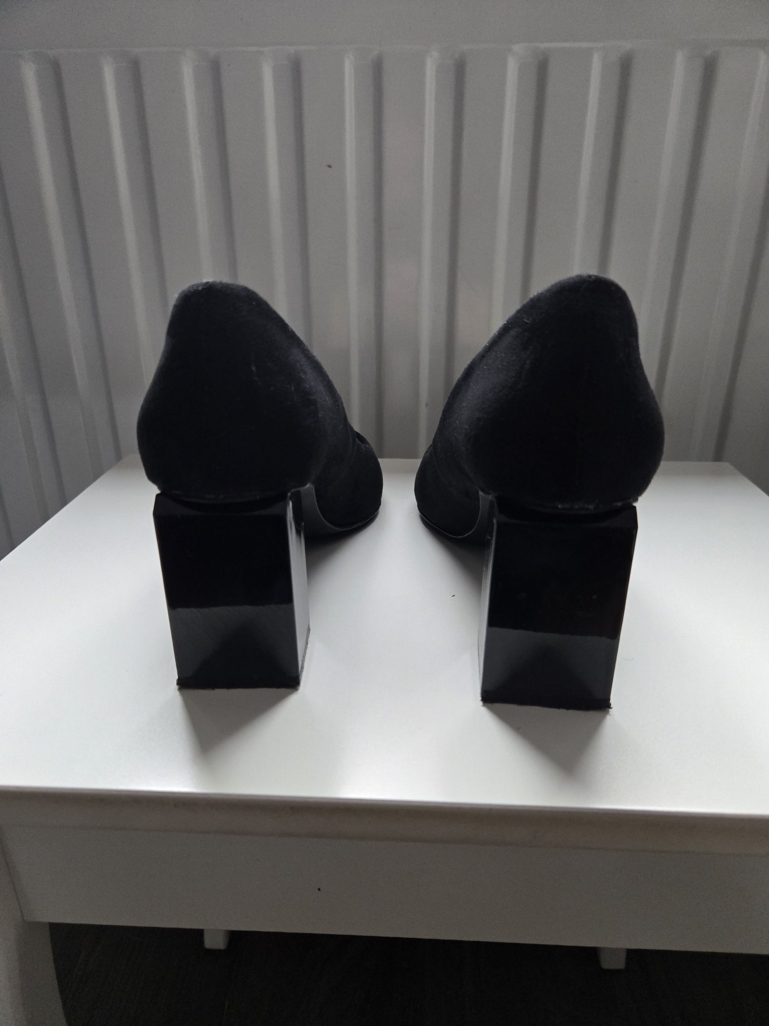 Czarne buty na słupku, Stradivarius rozm. 38