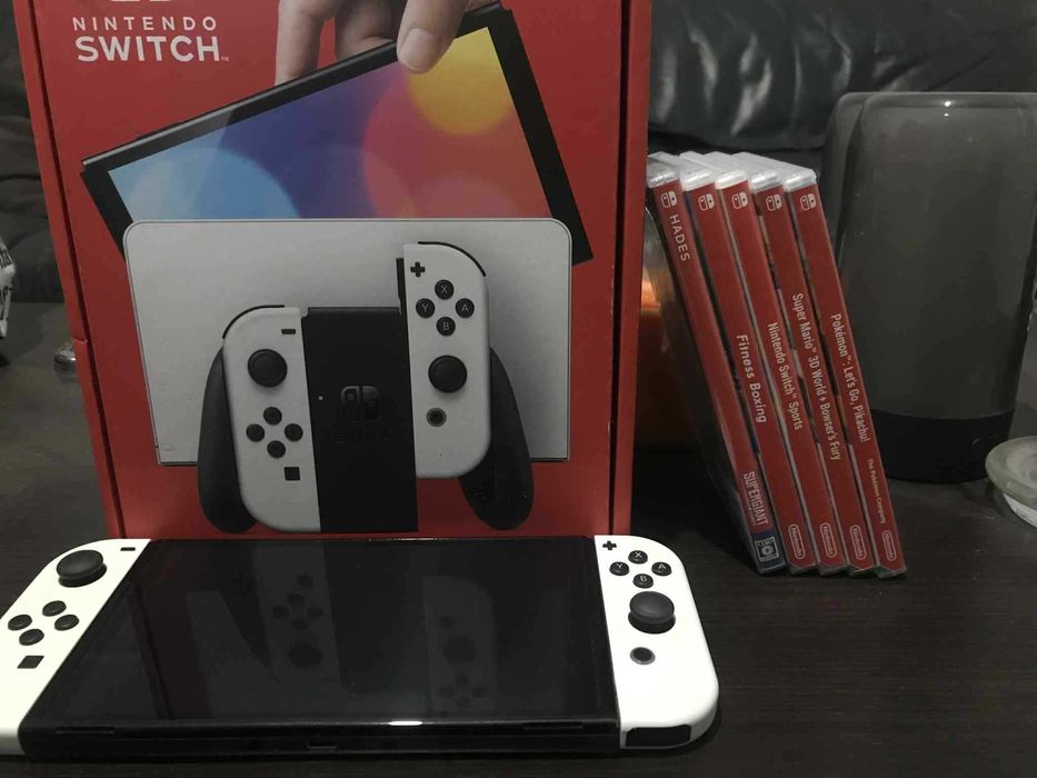 Nintendo Switch OLED + 5 gier (na konsoli ze sklepu 8 dodatkowych)
