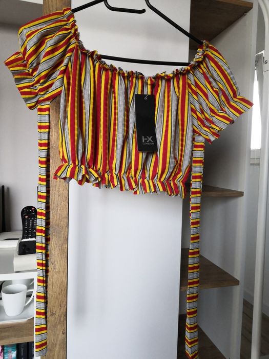 Nowa krótka bluzka crop top paski elastyczna odkryte ramiona.
