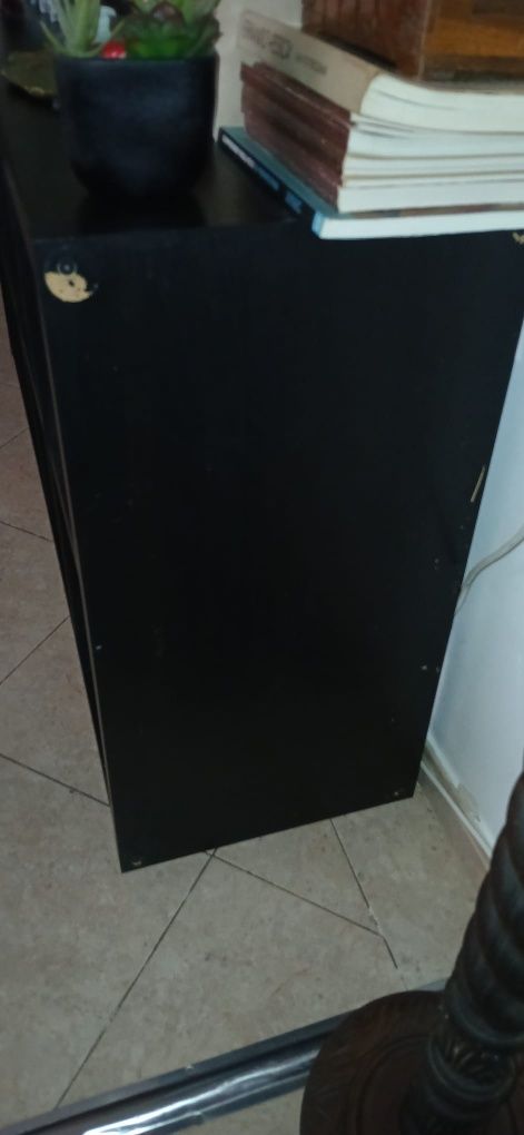 Vendo móvel de quadrados preto