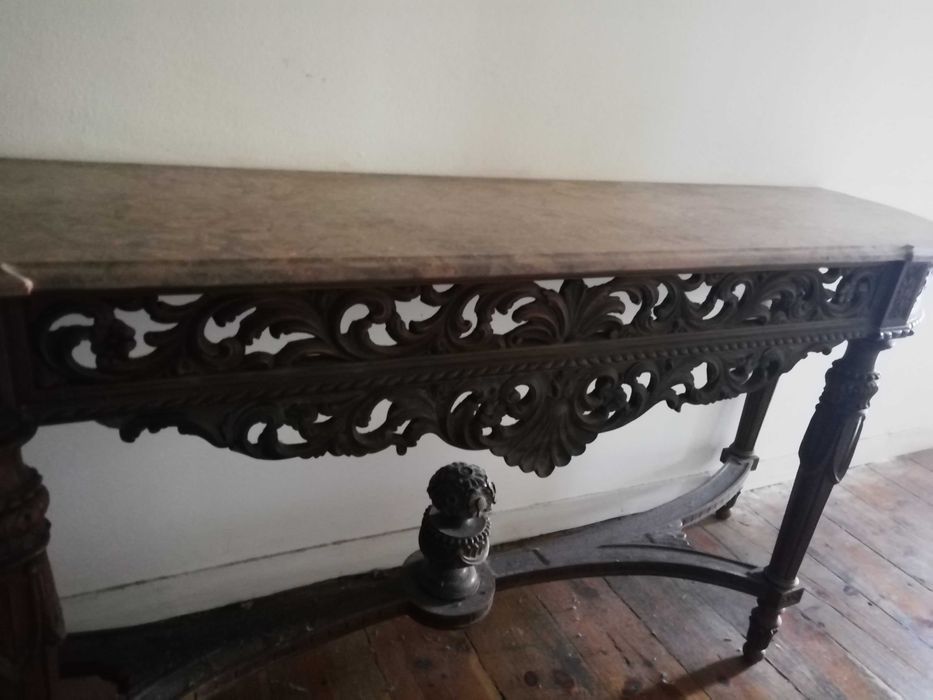 Consola Antiga com Tampo de Mármore – Peça Única e Elegante