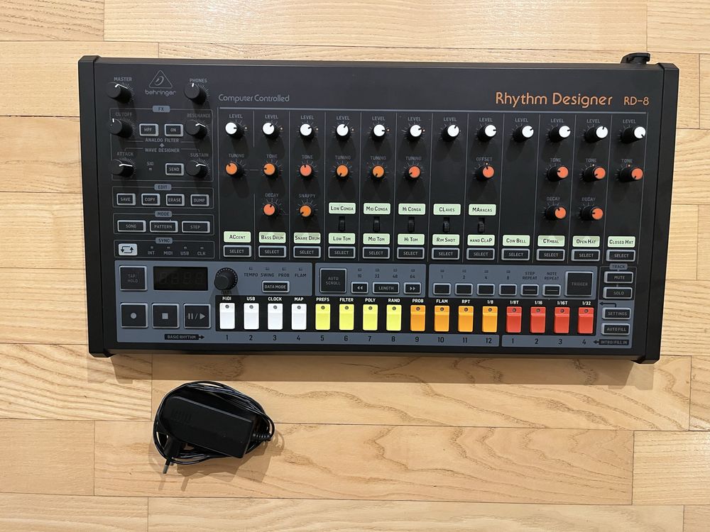 Syntezator Behringer RD-8