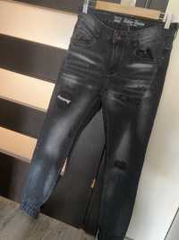 Męskie jeansy z dziurami