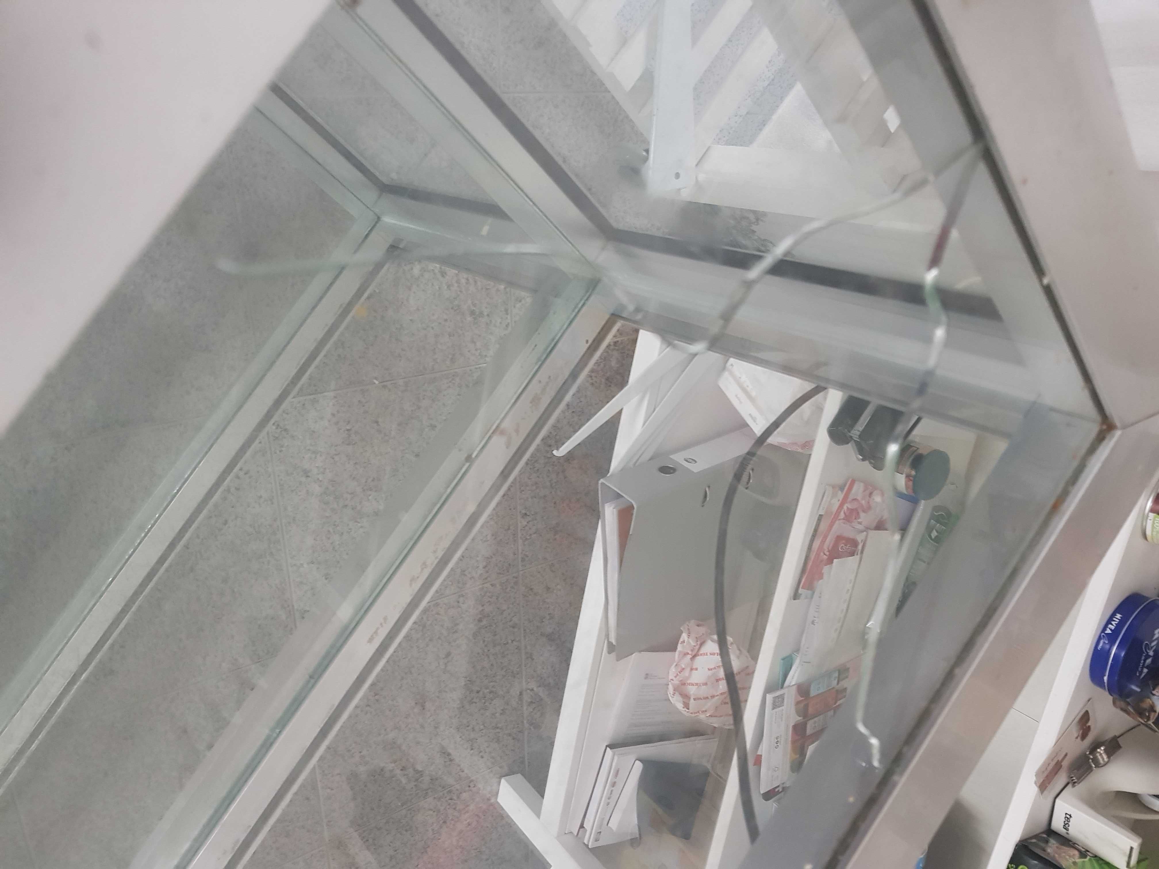 balcao de loja em inox e vidro