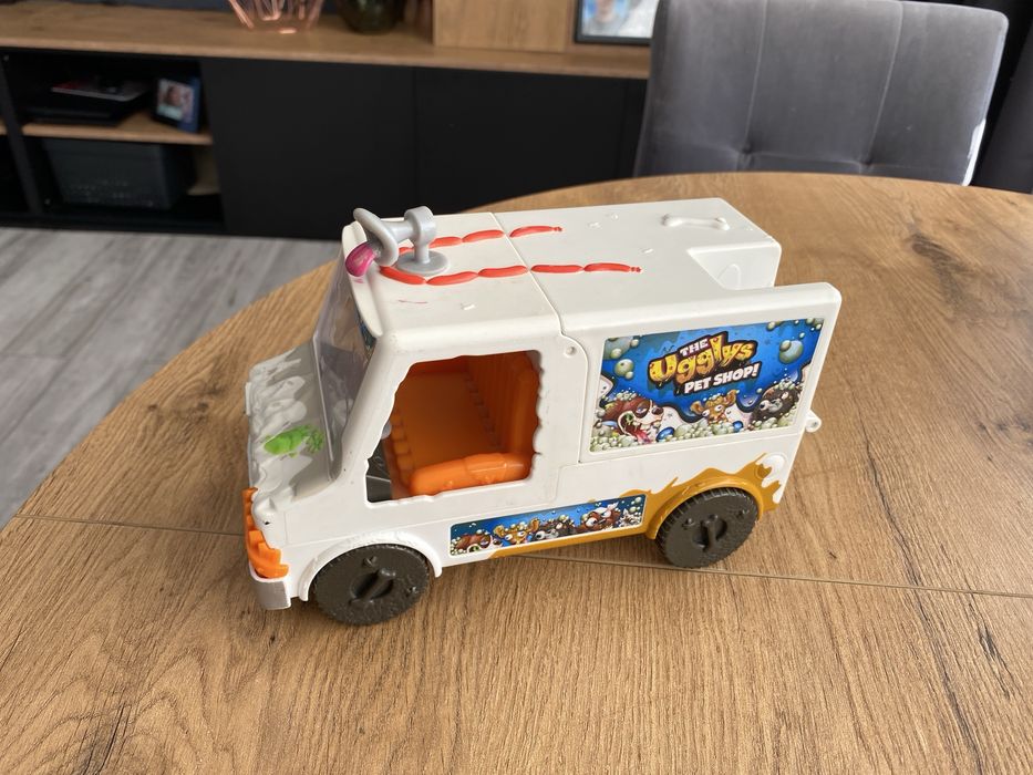 Zestaw zabawek pojazdów.