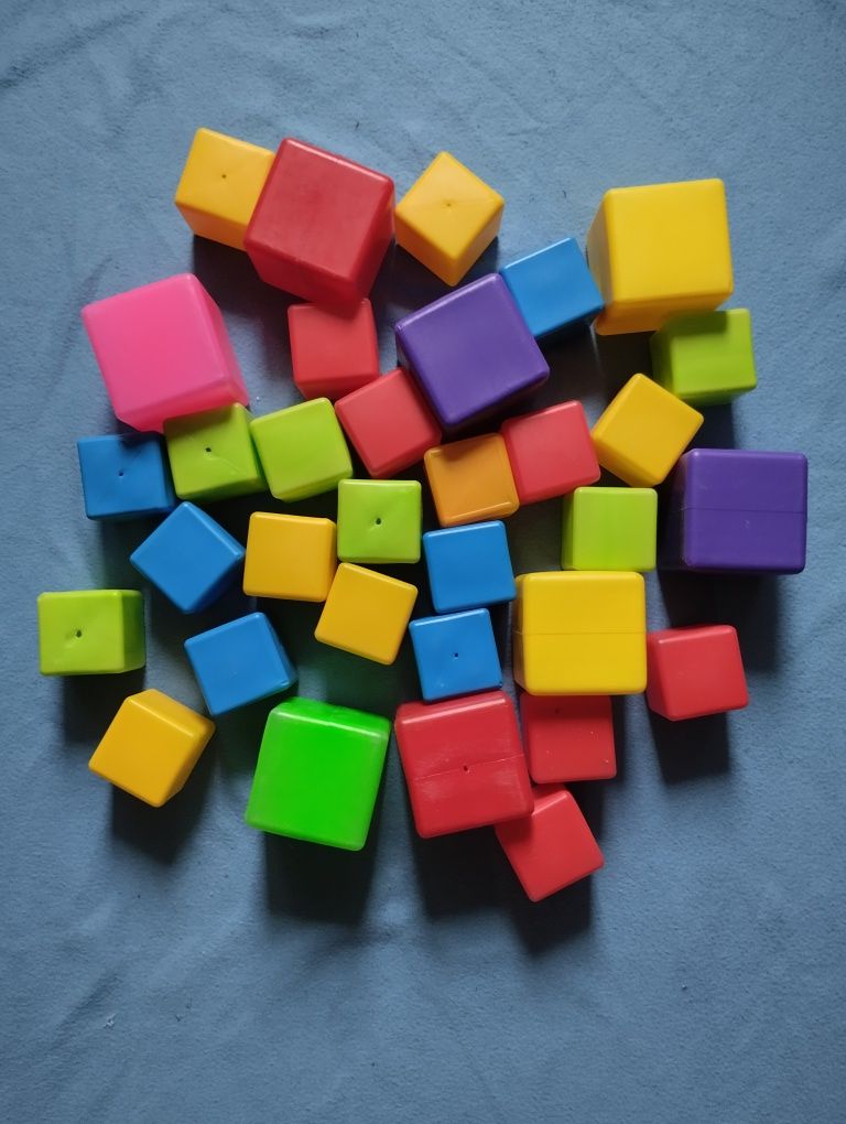 Легкі пластмасові кубики