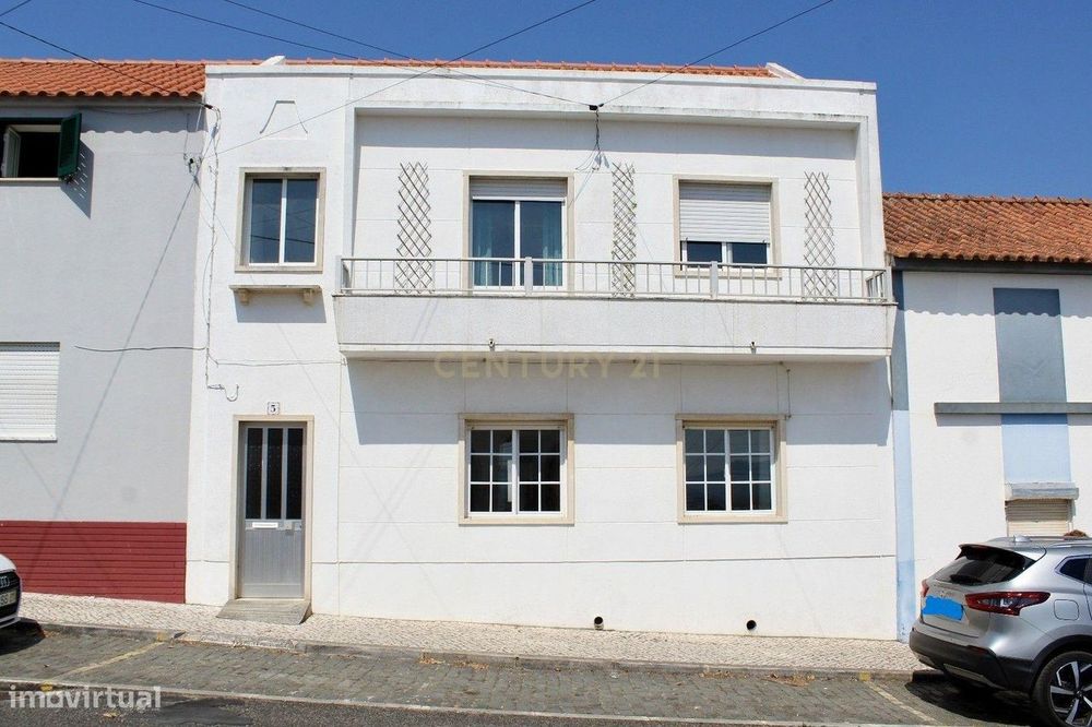 Moradia Versátil e Cheia de Potencial no Centro de Salir do Porto – A