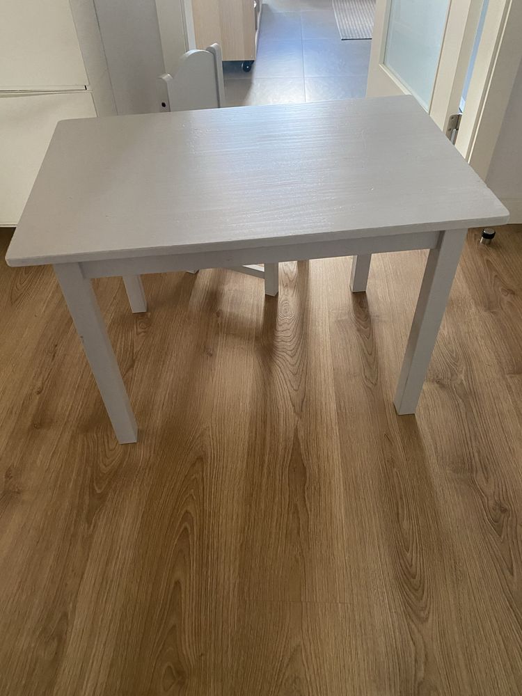 Mesa e cadeira Ikea