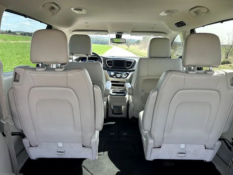 Chrysler Pacifica Stan idealny - I właściciel w kraju. Białe wnętrze. Mały przebieg.