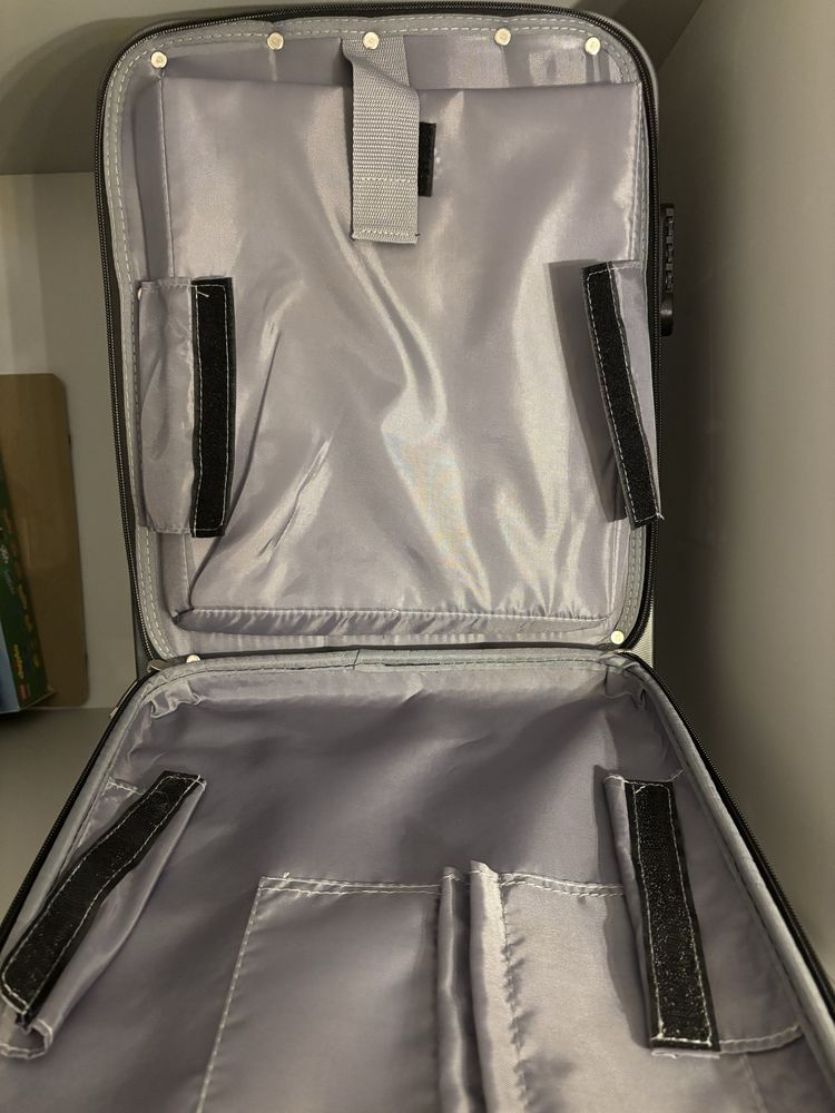 Solidna i markowa walizka kabinowa z miejsce ma laptopa