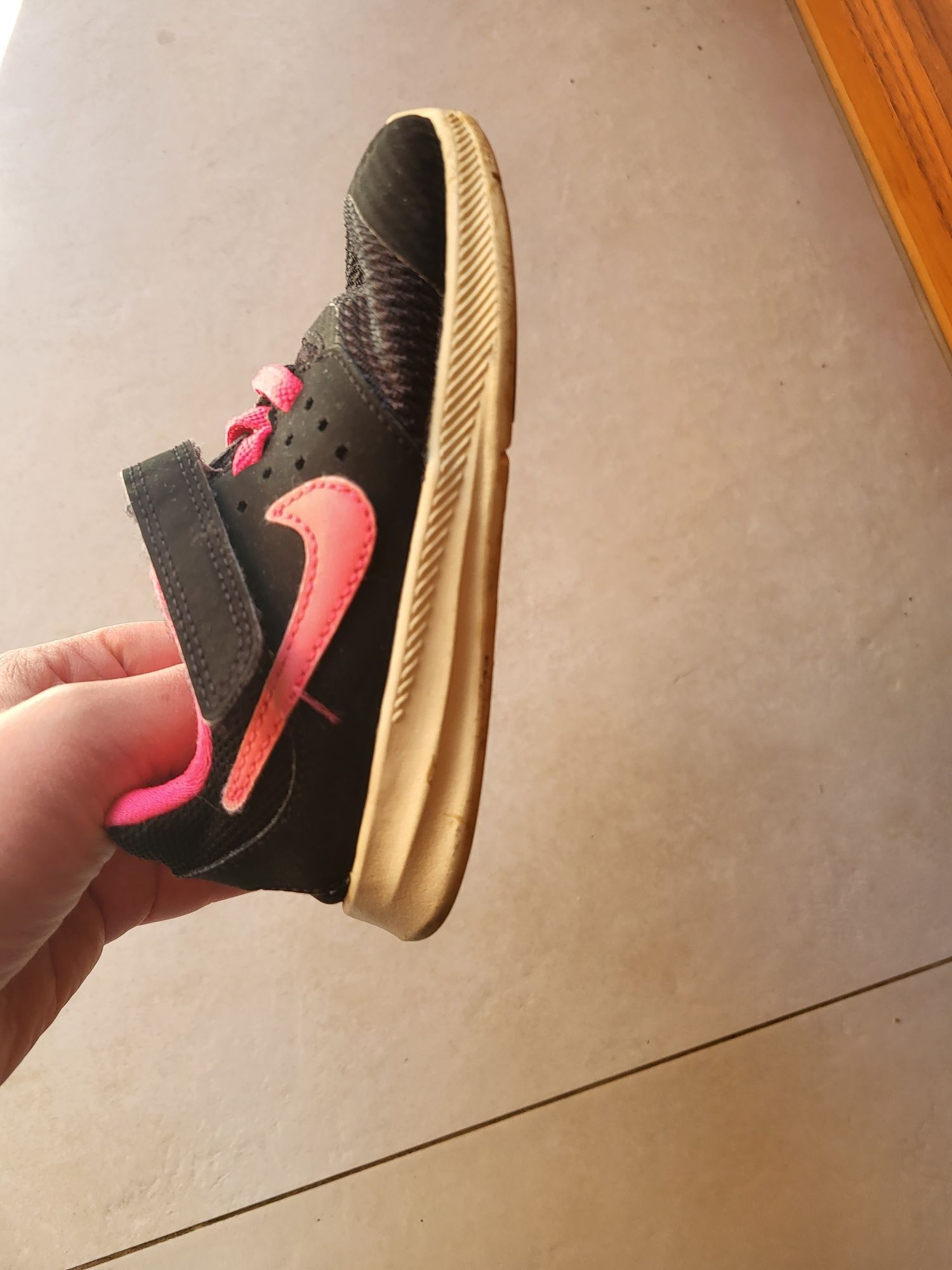 Buty dla dziewczynki rozmiar 25 marki Nike na rzepy