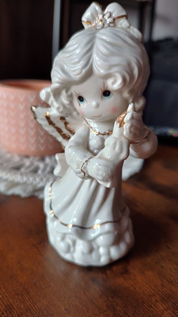 Aniołek z porcelany