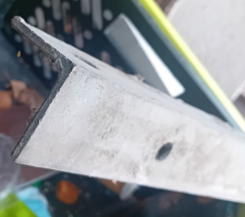 Sprzedam kątownik 2..0 metra 4.5 w cenie złomux4.5  03