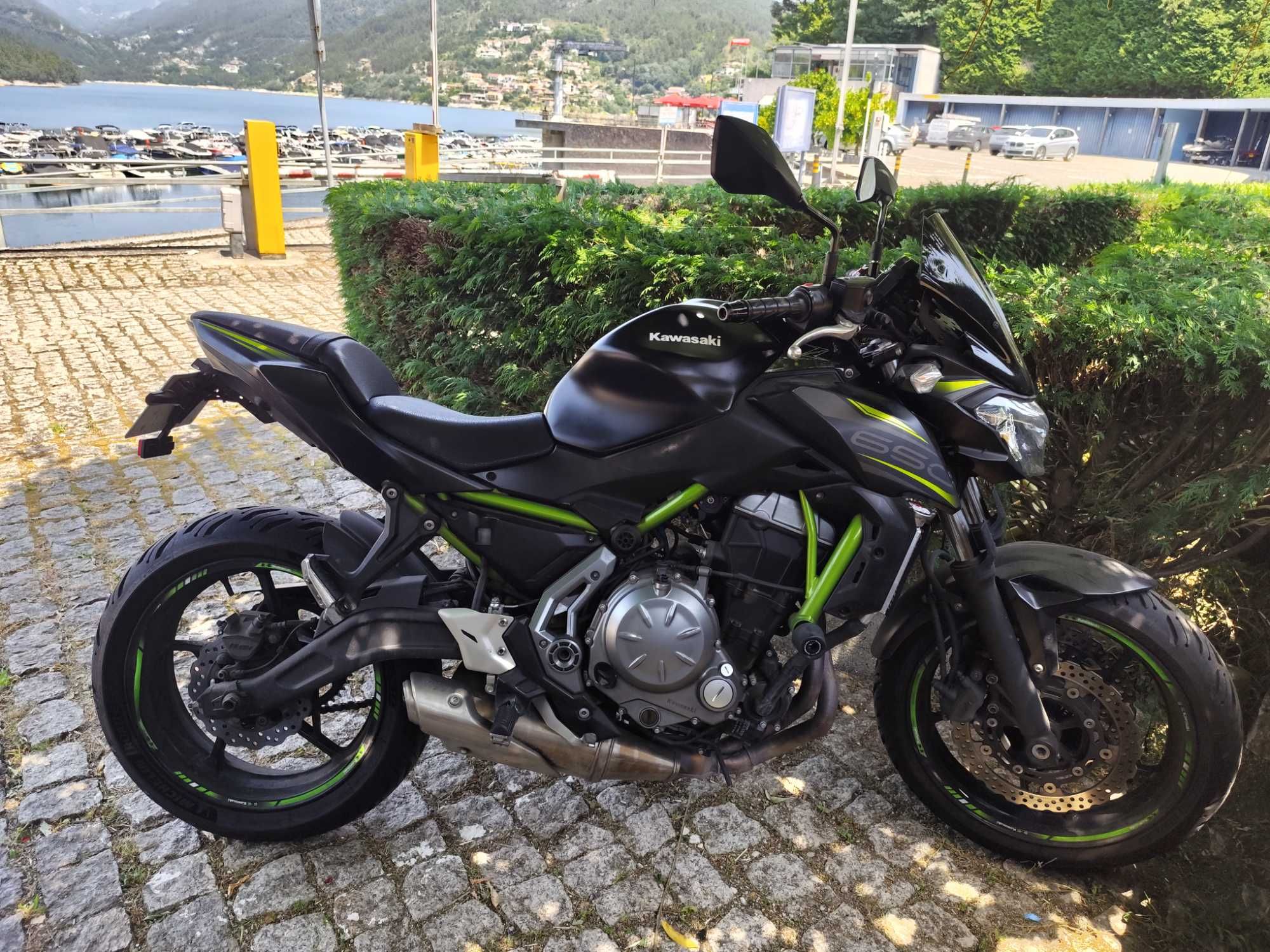Kawasaki Z650 em excelente estado