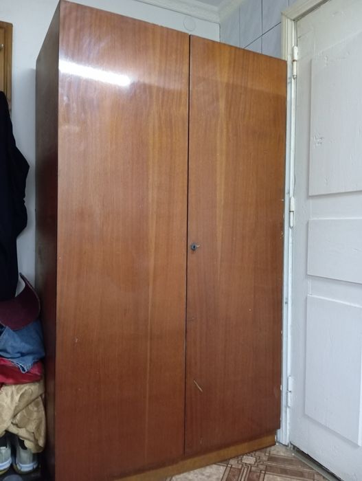 Шафа зі штангою віддам за шоколадку