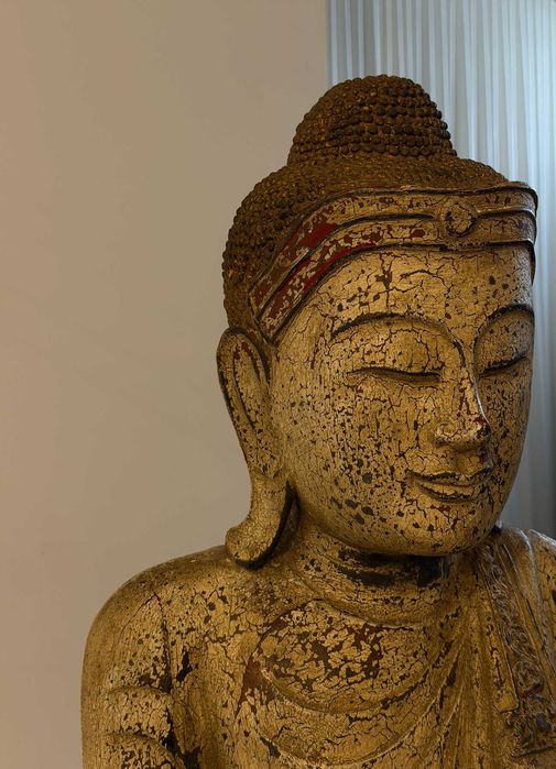 Estátua de Buda. Feita de madeira. Antigo.