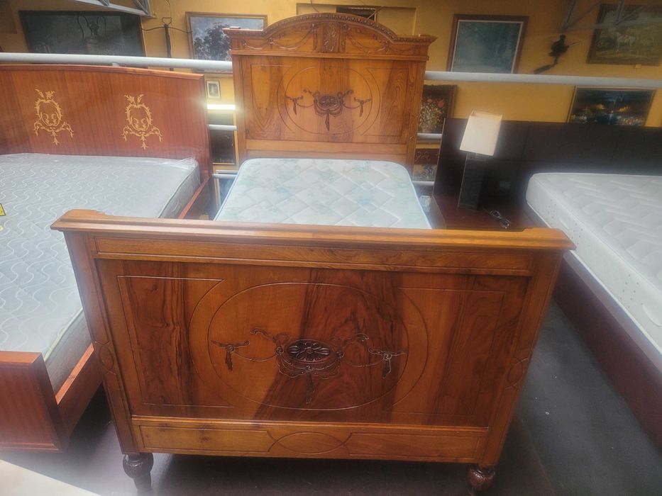 Cama antiga com estrado e colchão - Muito bom estado geral