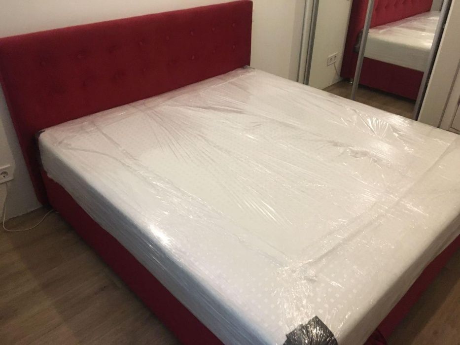 Полуторная. Двуспальная, классическая кровать с матрасом.