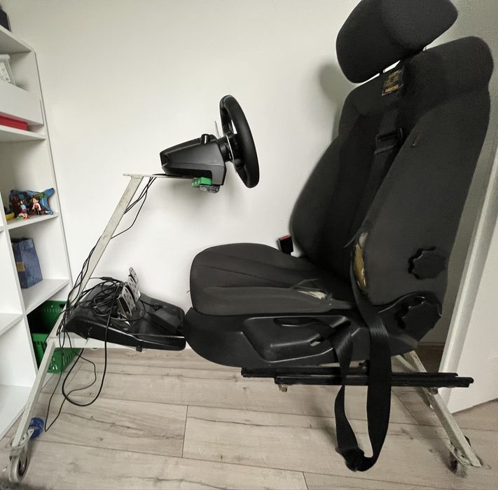 Stelaż kierownicy gamingowej z fotelem