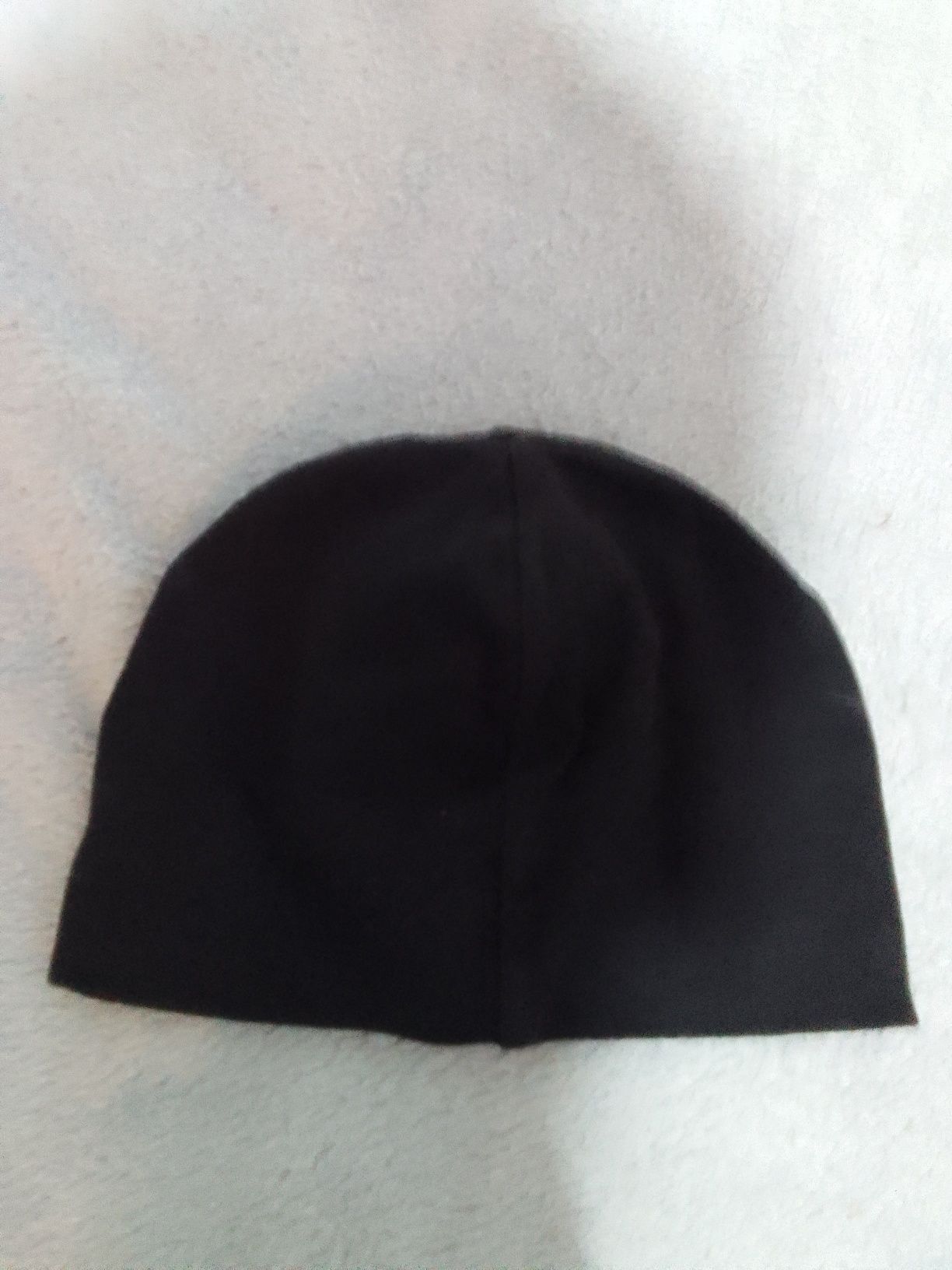 Czarna czapka z nadrukiem