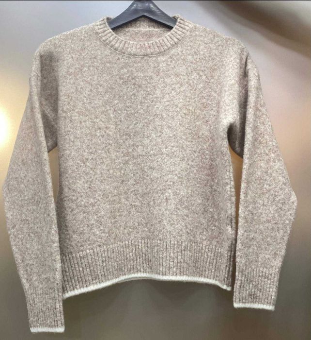 Светр м'ягенький ,в одному розмірі
