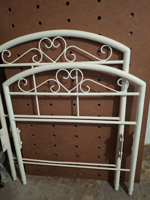 Cama solitário em ferro com estrado
