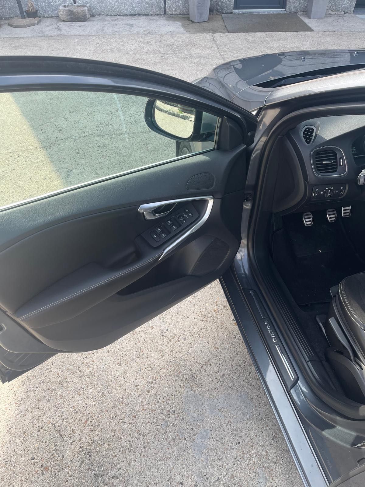 Volvo v40 R design