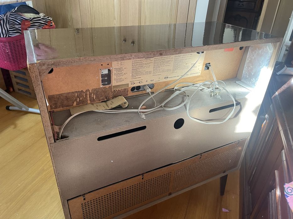 Móvel rádio e gira disco Grundig