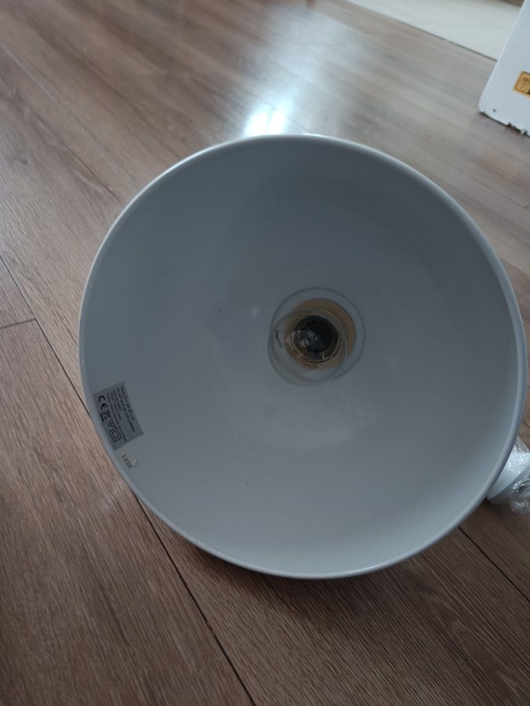 Biała lampa w stanie idealnym