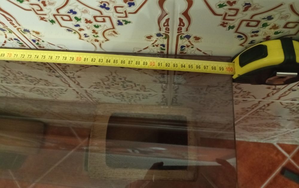 Mesa de entrada com prateleiras em vidro