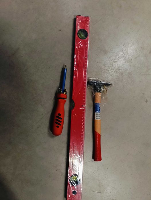 Zestaw narzędzi (wkrętak, poziomica, młotek )