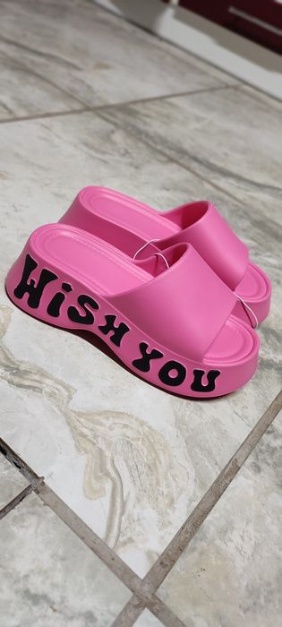 Жіноче взуття, тапці на підошві