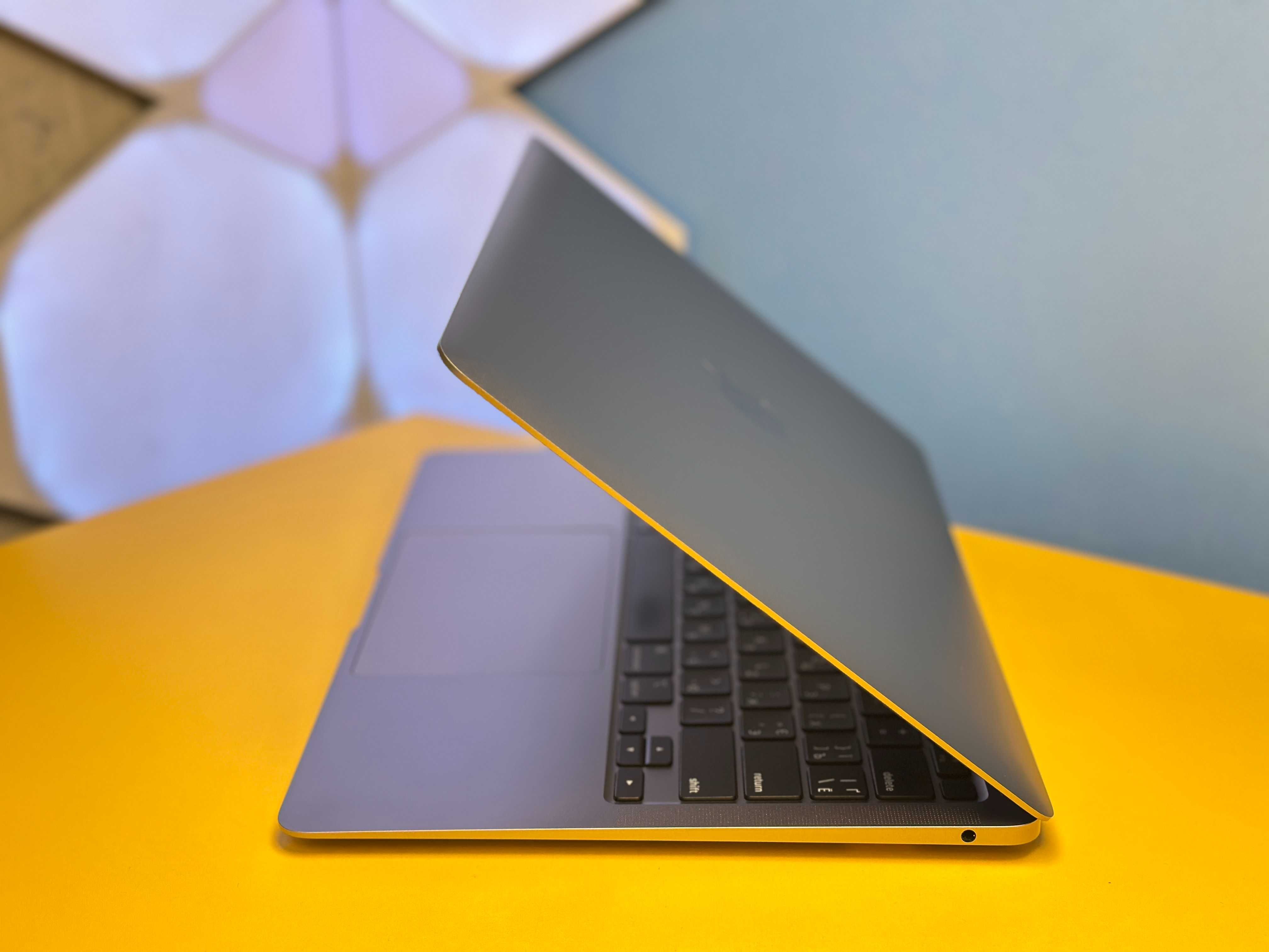 Ноутбук Apple MacBook Air 13" 8/256GB Gray (138176) Б/У З ГАРАНТІЄЮ