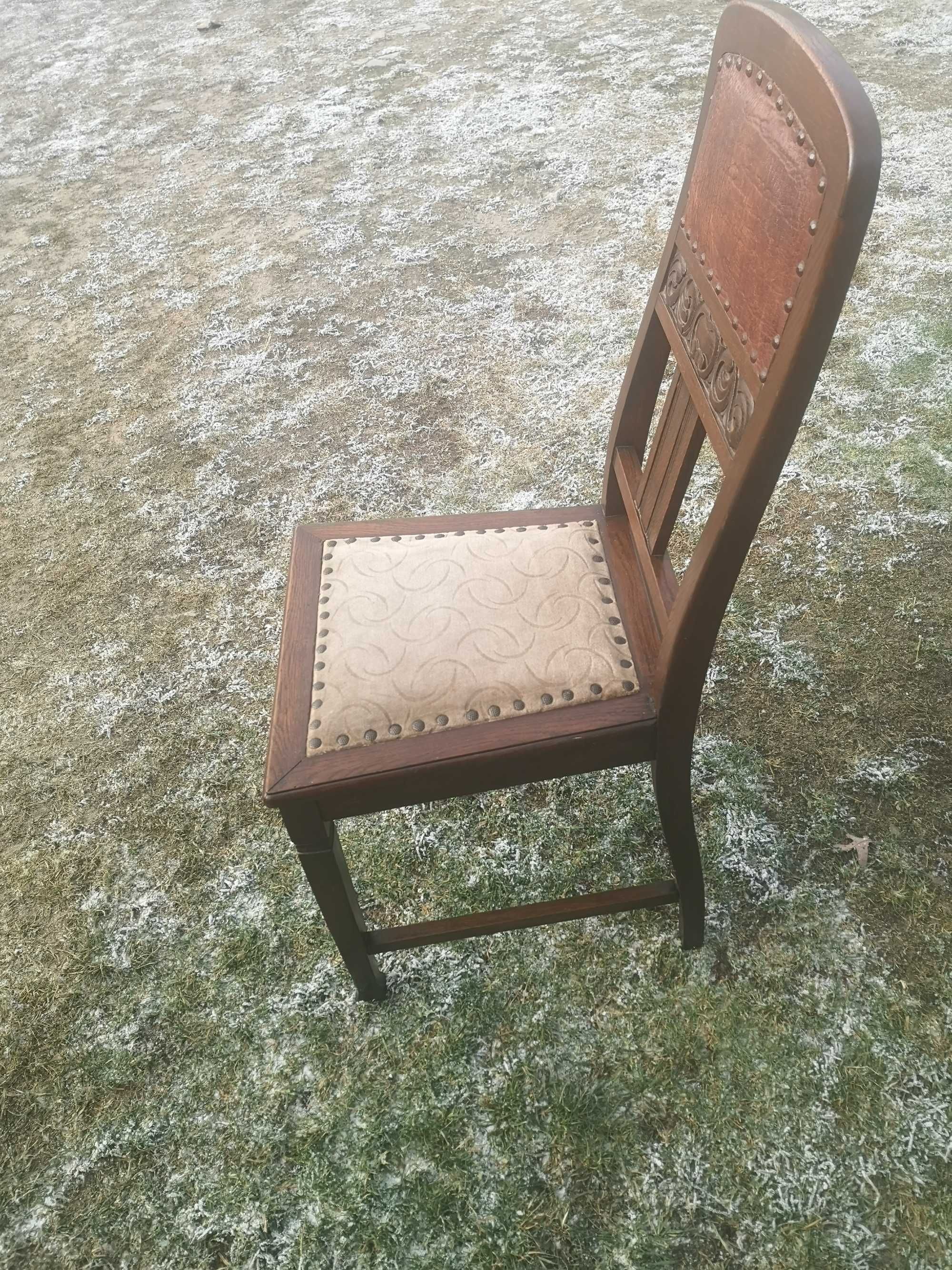 Stare krzesło z sygnatura