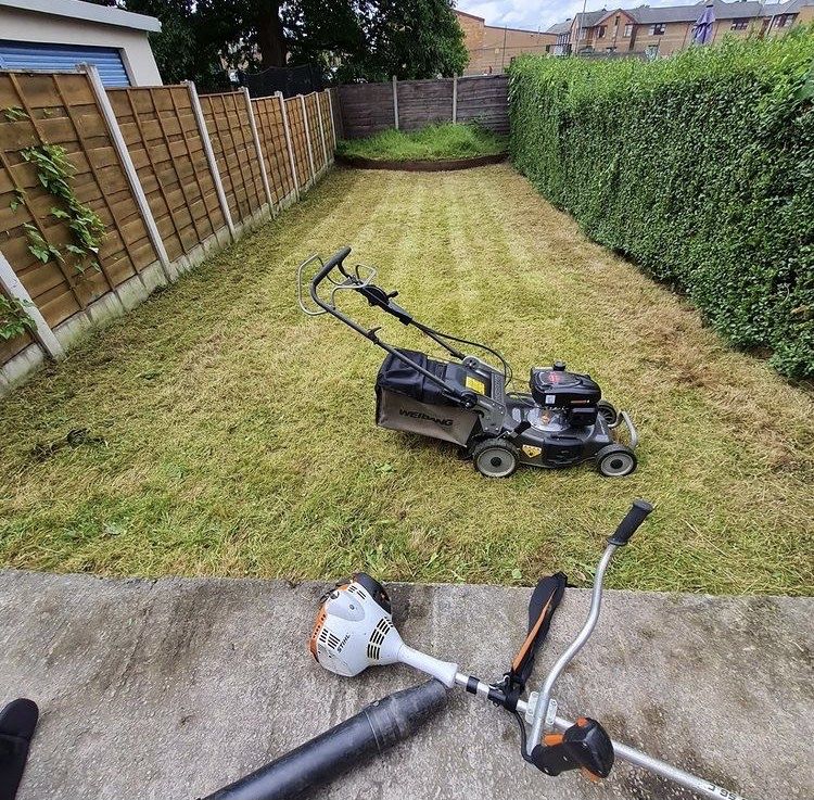 Koszenie trawników, wykaszanie terenów, nieużytków. Prace porządkowe