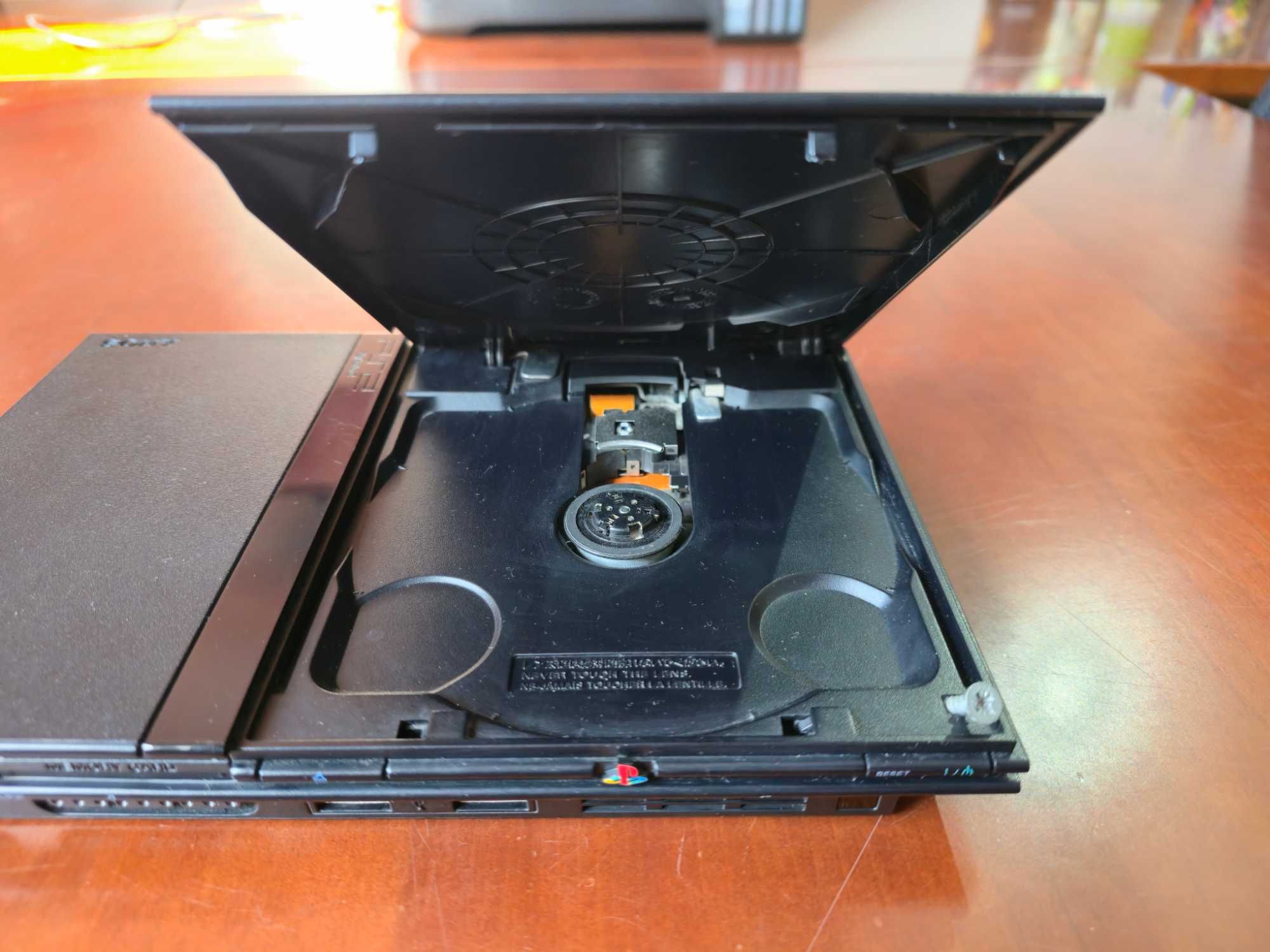 PlayStation 2 Slim Desbloqueada + 3 Comandos + 2 Cartões de Memória