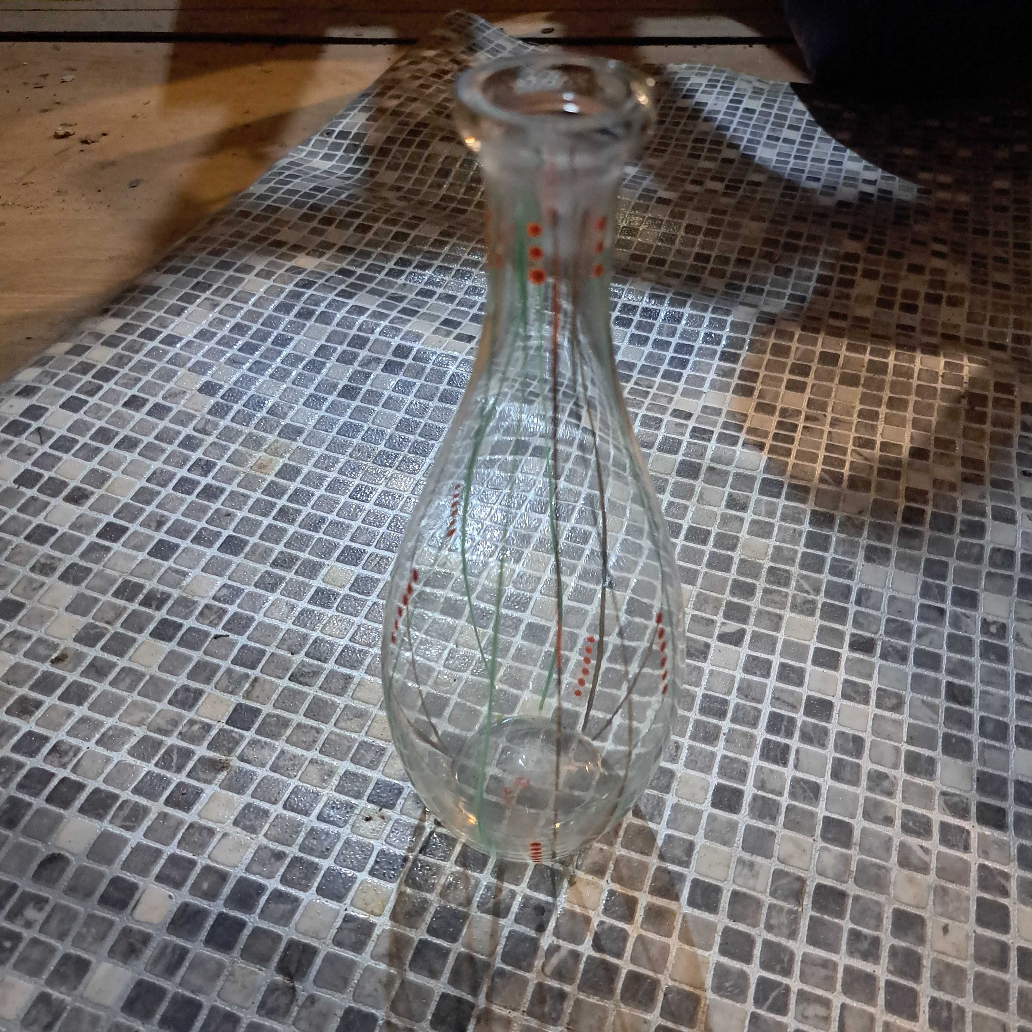 Szklany wazon z delikatnym wzorem