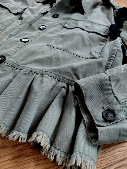 Lekka kurteczka z cekinami i zdobieniami