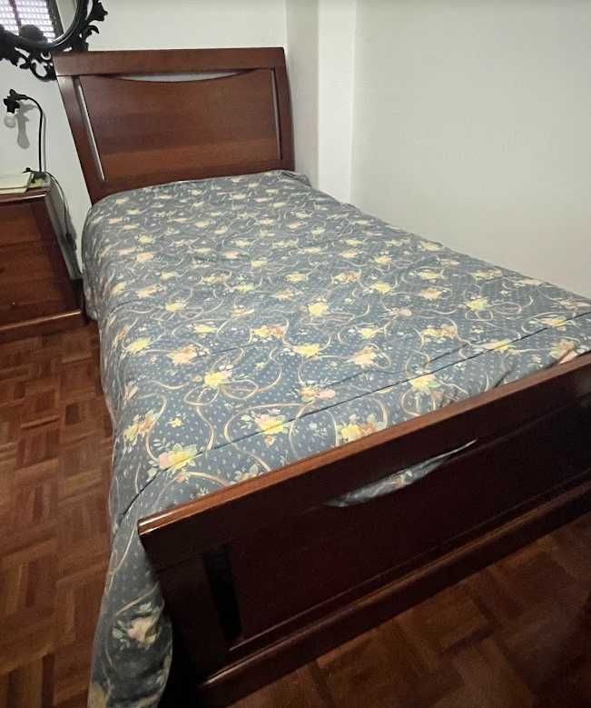 Cama em Madeira de Cerejeira