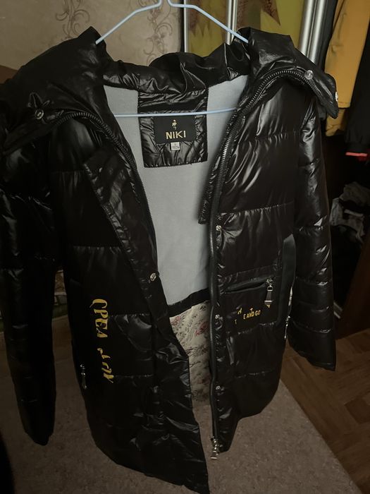 Зимова тепла куртка.Гарно виглядає.На дівчинку підлітка 12 ,13 років.