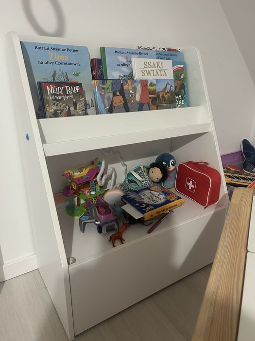 Szafka na książki dla dzieci ikea