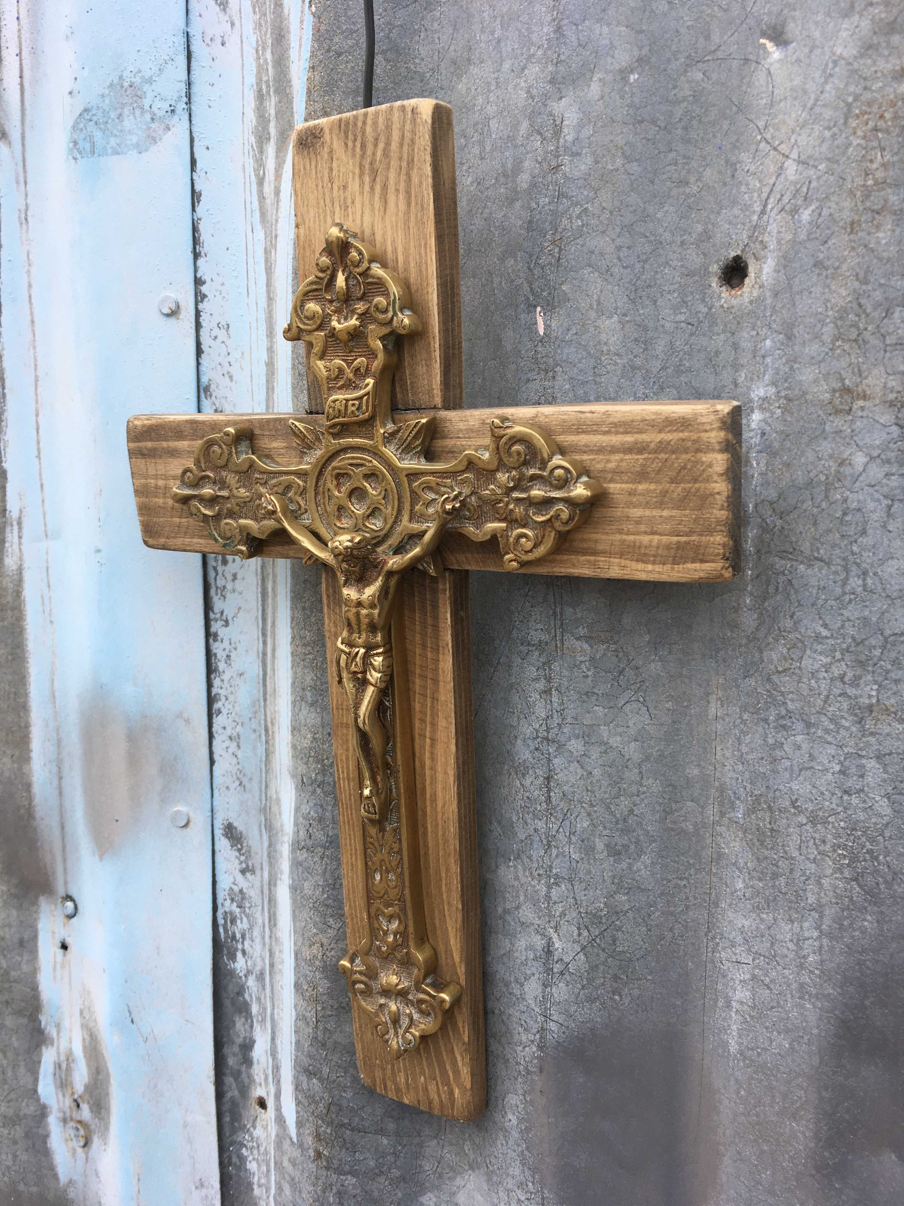 crucifixo em latão e madeira