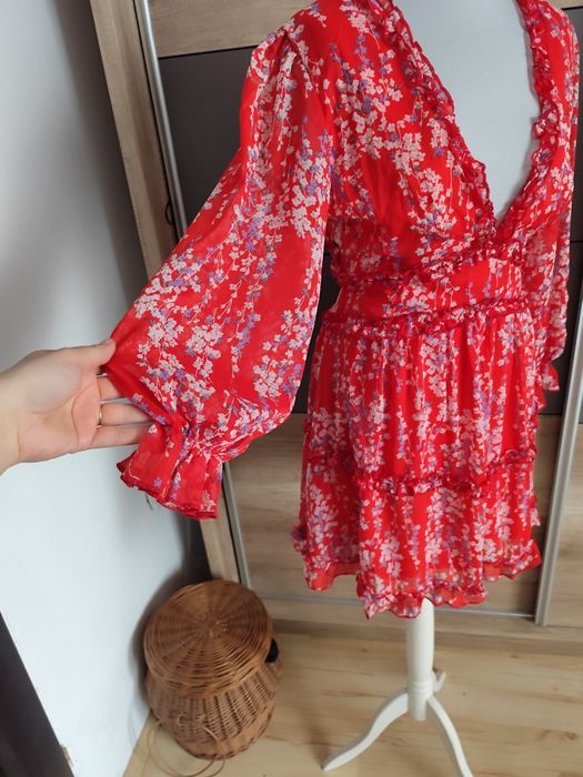Czerwona kwiecista sukienka r.38