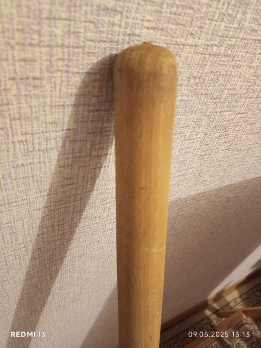 Для хозяйства: выварки, кастрюли,грабли..