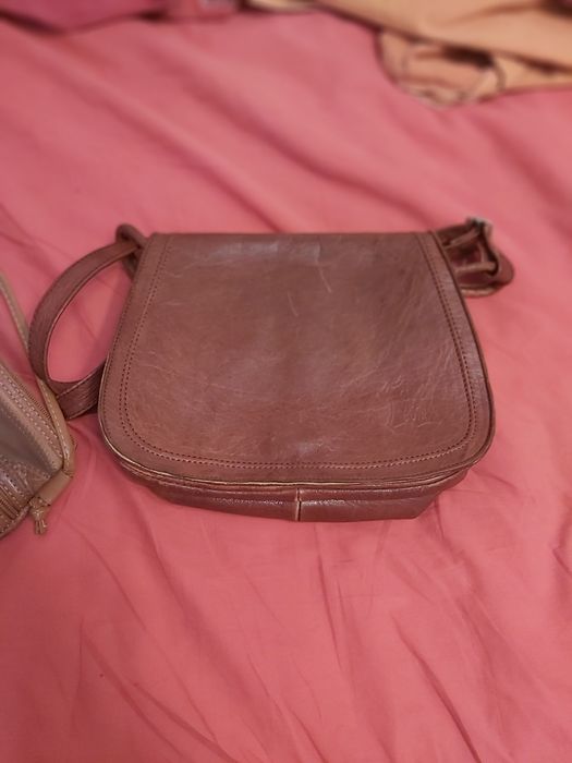 3 malas a primeira custa 15 as outras duas são de pele custão 20