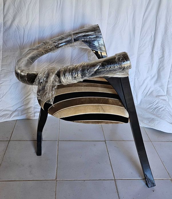 2 cadeirões em madeira e tecido de riscas