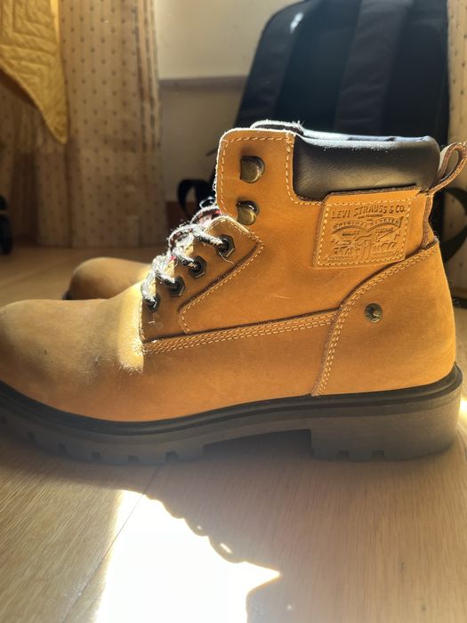 Botas levis castanhas
