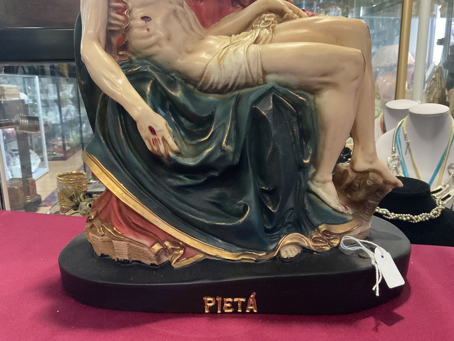 Escultura PIETA EM MATERIAL RESINA PINTURA MANUAL 30x36 cm