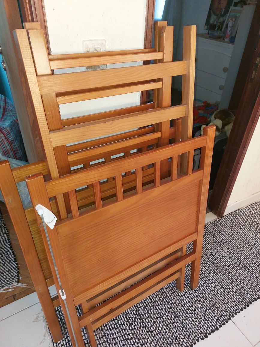 Vendo cama de bebé com colchão.  Mais carrinho