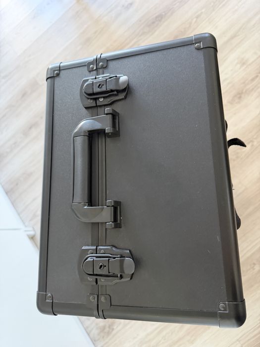 Walizka kufer kosmetyczny na kółkach nowy